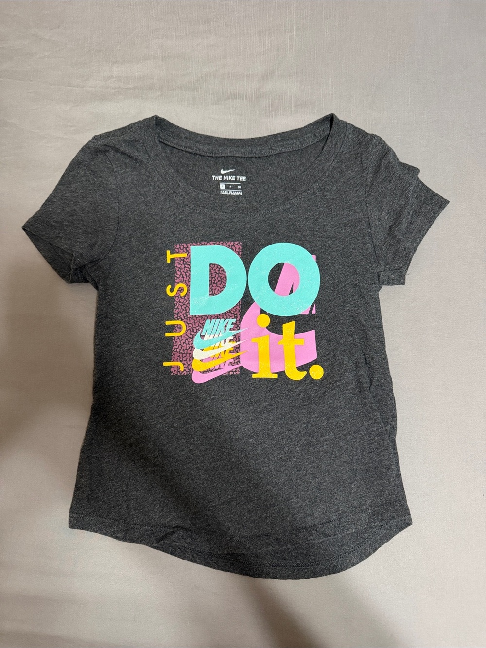 💥 KIDS Nike Charcoal Short-Sleeve 'Do It' Graphic Tee